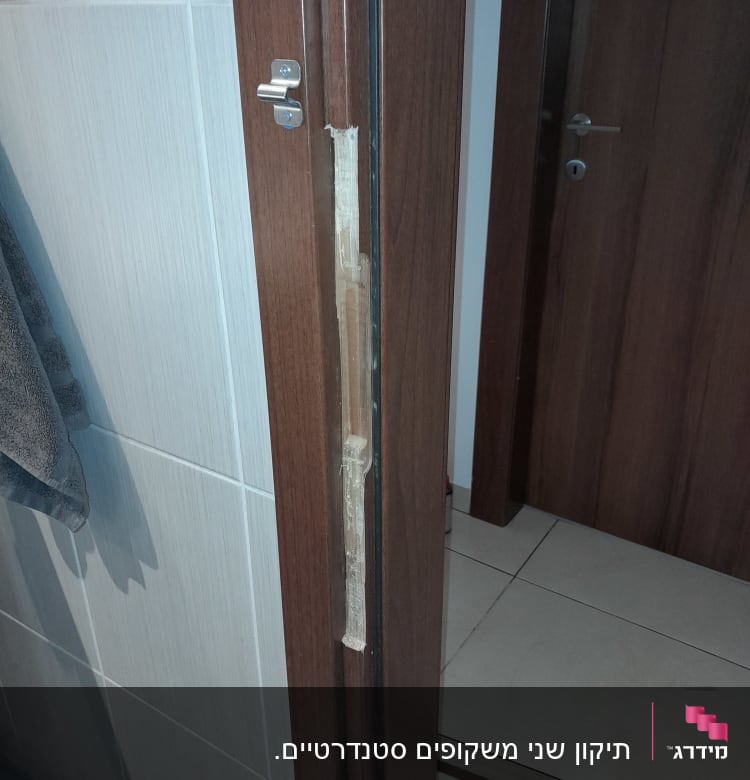 משקוף דלת עץ עם מנעול שבור ותיקון גלוי